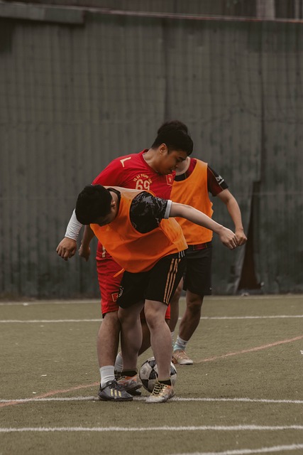 意大利赛车手罗西回忆马拉多纳：我曾单膝跪地亲吻他的左脚